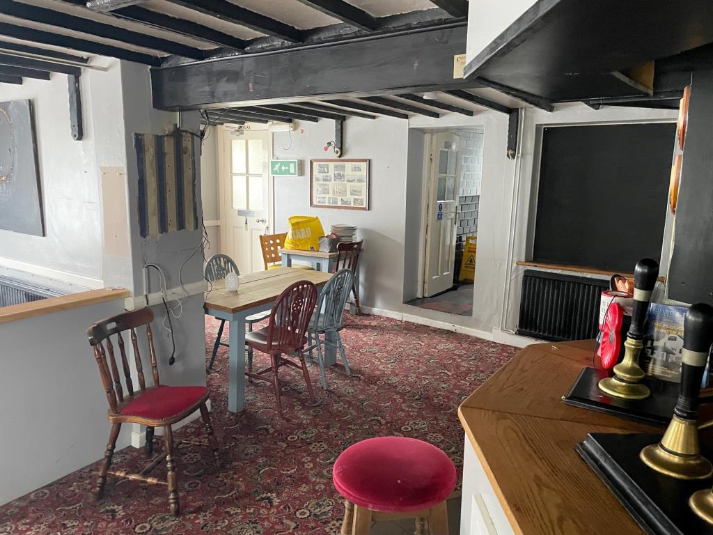 Lot: 77 - PERIOD PUBLIC HOUSE WITH ACCOMMODATION - general internal view of bar area